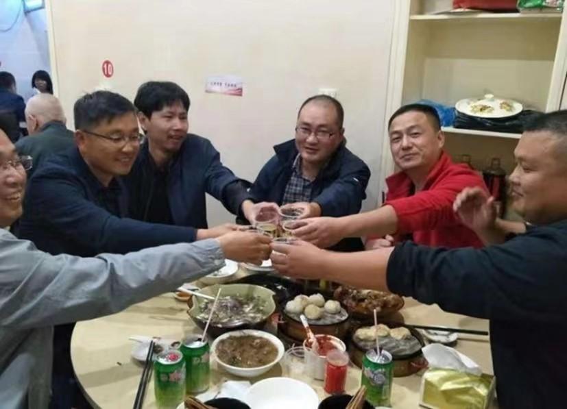 岂有此理！我们7个朋友在饭店吃饭，我带了2箱白酒，点了12个菜花了800，酒足饭