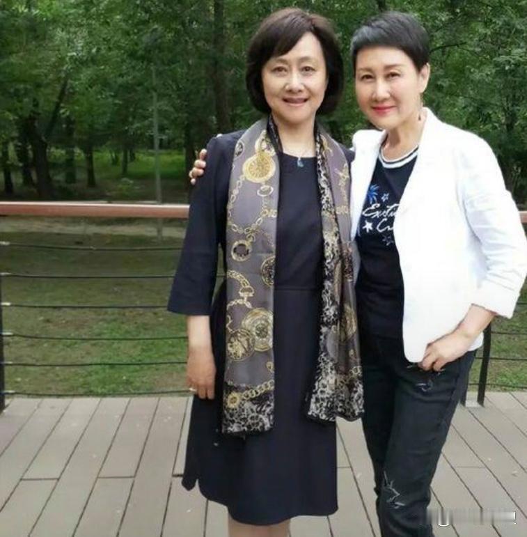 《渴望》里刘慧芳与王亚茹合照出炉！张凯丽 62 岁，黄梅莹 74 岁 