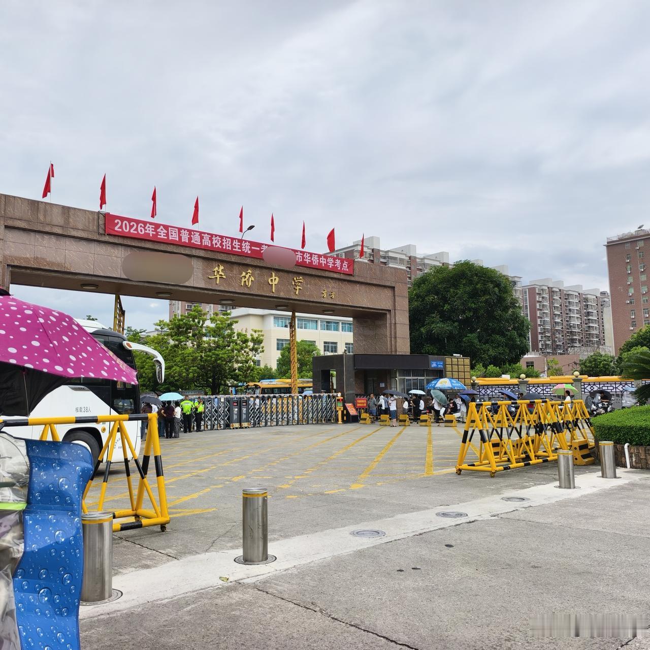经历过高考的，坦言不想再经历一遍，那该是多么刻骨铭心啊！

正经历着高考的，紧张