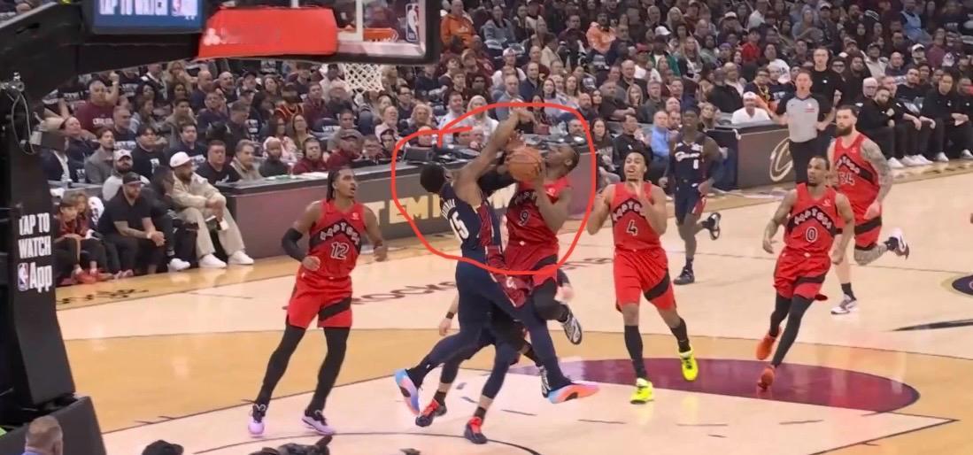 这吹罚真是离谱到家！
首节哈登被三人推搡打头不吹犯规！
次节米切尔被巴雷特支肘顶