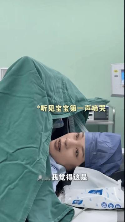 36岁谈莉娜剖腹产产子谈莉娜晒一家三口牵手照太为谈莉娜感到开心！正式官宣升级当妈