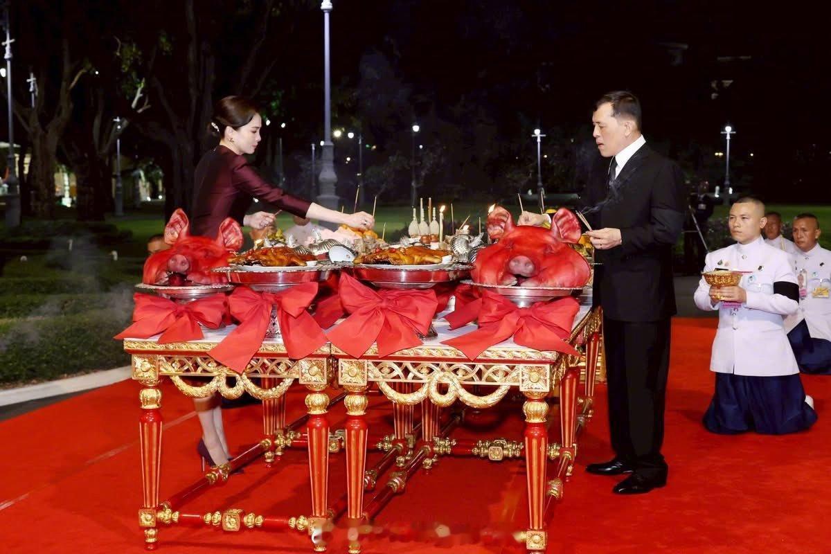 2月17日，泰国郑氏国王王后春节举办仪式祭拜祖宗。高层看烟花有多吓人