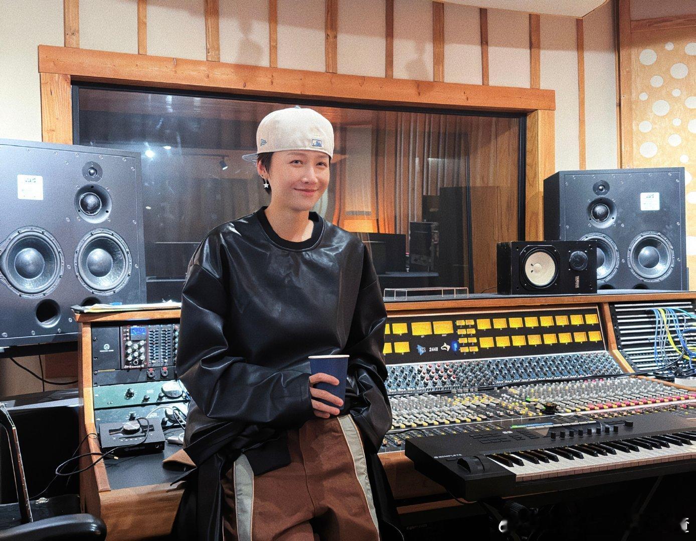 情人节和录音室很配哦 坐等刘雨昕新作品 ​​​