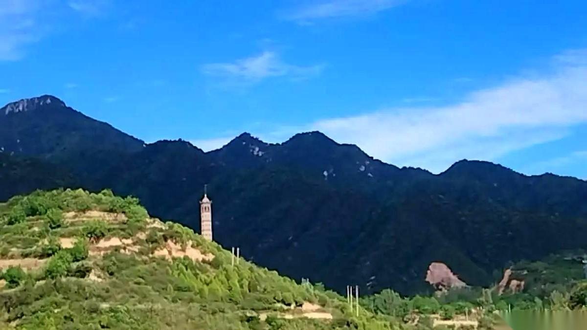 饭局上，老油条给我上的第一课，就是别信那些逢人就笑的。
他用下巴指了指斜对面的男