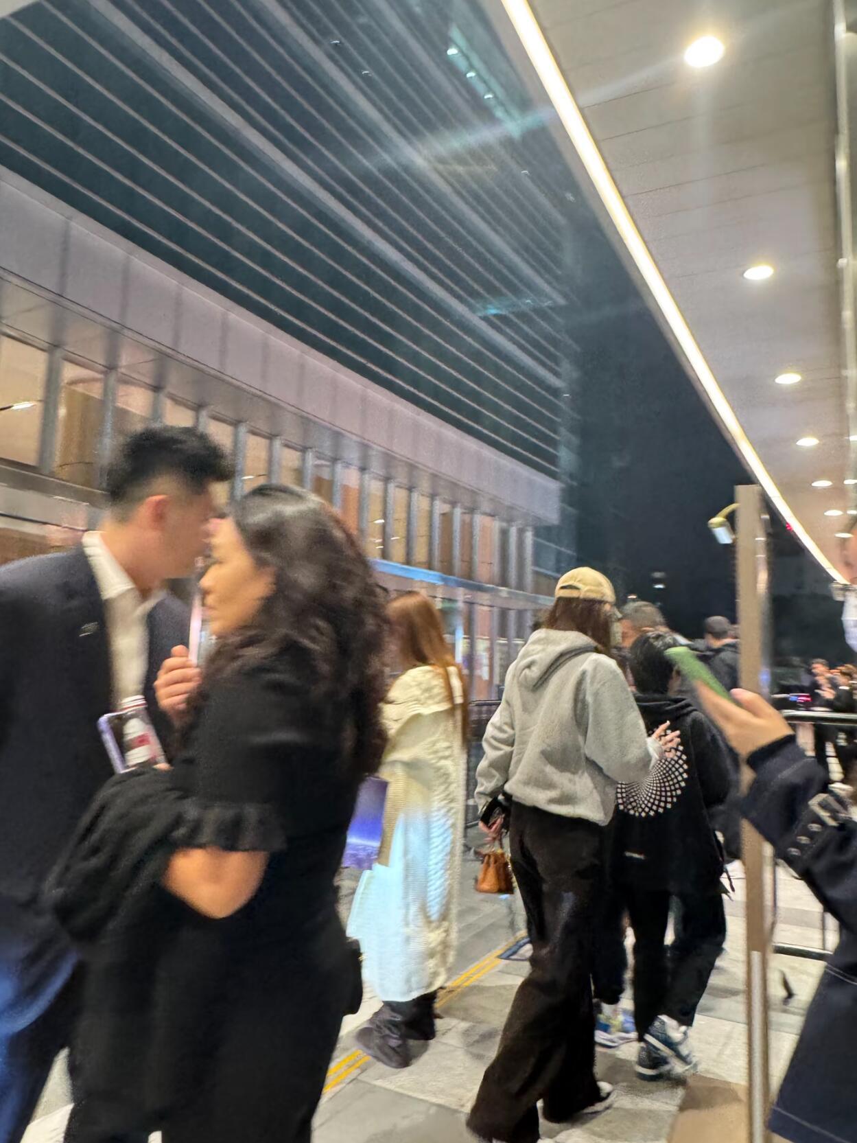 有网友在逛街时惊喜偶遇了Angelababy和小海绵真是“暴风成长”的最佳范例！