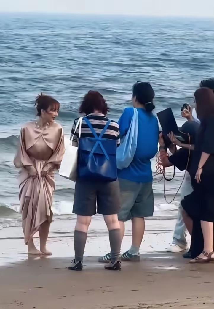 比起在《快乐大本营》时，
现在的吴昕快乐多了，
从内而外散发出来的明媚，自信，大