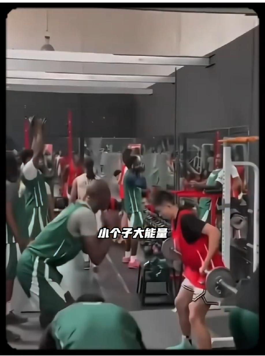 张宇辰赴美训练视频首度曝光，在一群老黑面前显得有些柔弱，不过这就是走出去的意义，