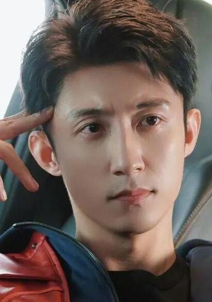 2026年2月18日，据猫眼专业版数据，随着《飞驰人生3》的热映，黄景瑜主演电影