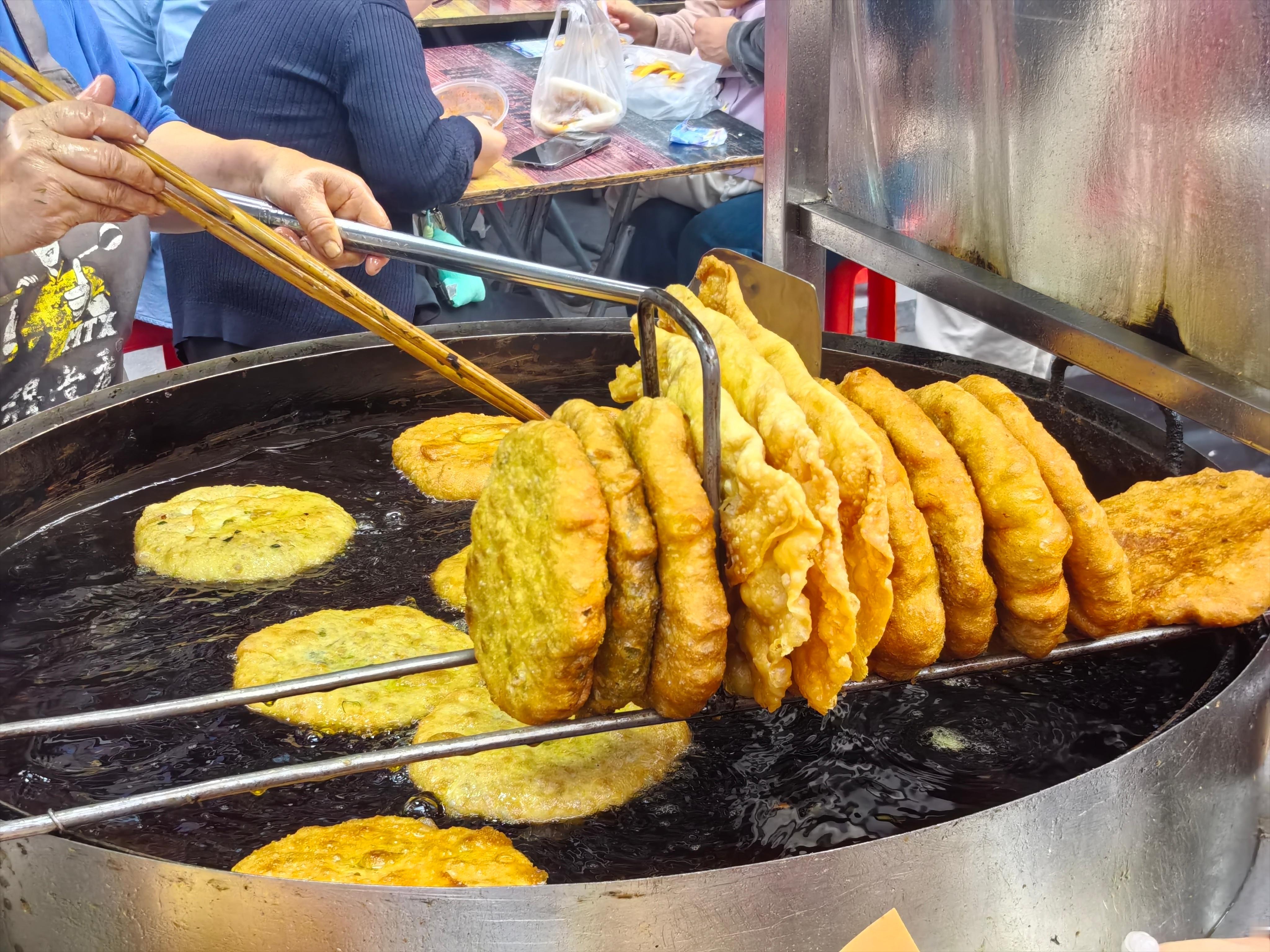 满肚子的食物，人才不会空虚。 ​​​