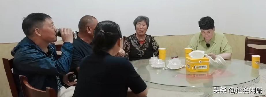房主任的5个兄弟姐妹，没有一个是好惹的，20年了，竟然没有坐到一个桌上吃过饭[得