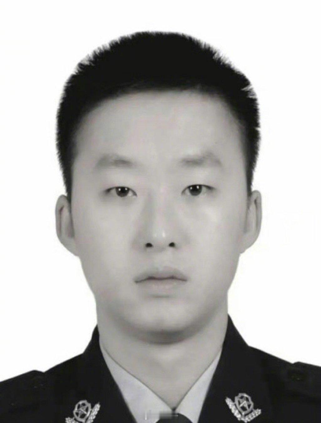 在抓捕毒贩的行动中中弹负伤，经抢救无效因公牺牲，年仅28岁。致敬缉毒英雄！让我们