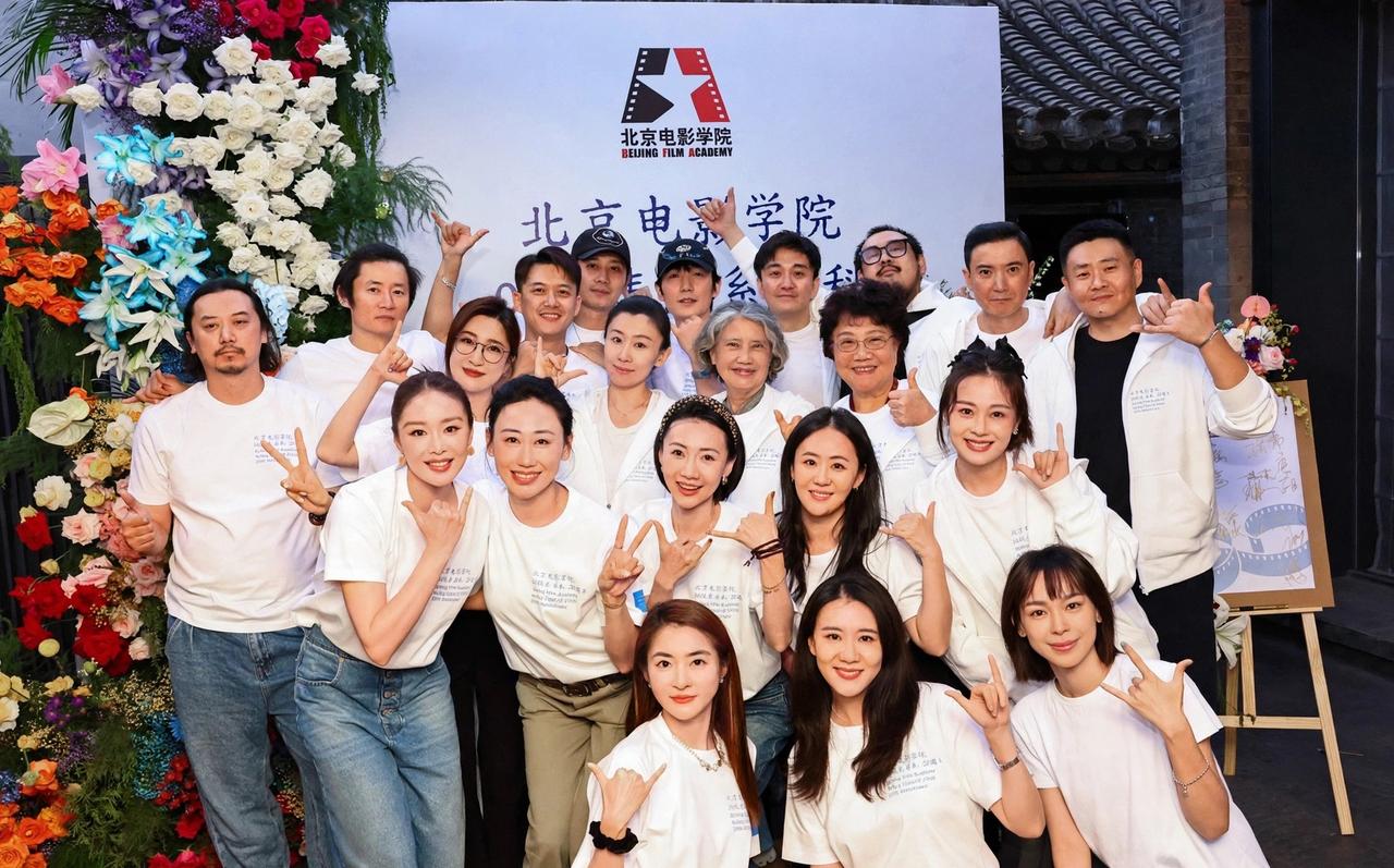 高叶晒大合照，配文：
2006—2026❤️二十周年聚会
少年意气犹在，岁月各有