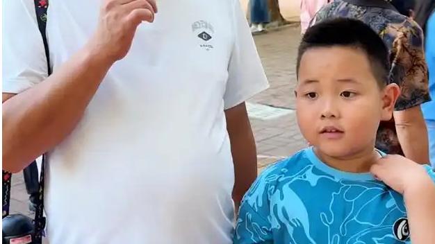 第一批"20后"上小学了。
说实话看到这条我愣了一下。2020年出生的娃，今年刚