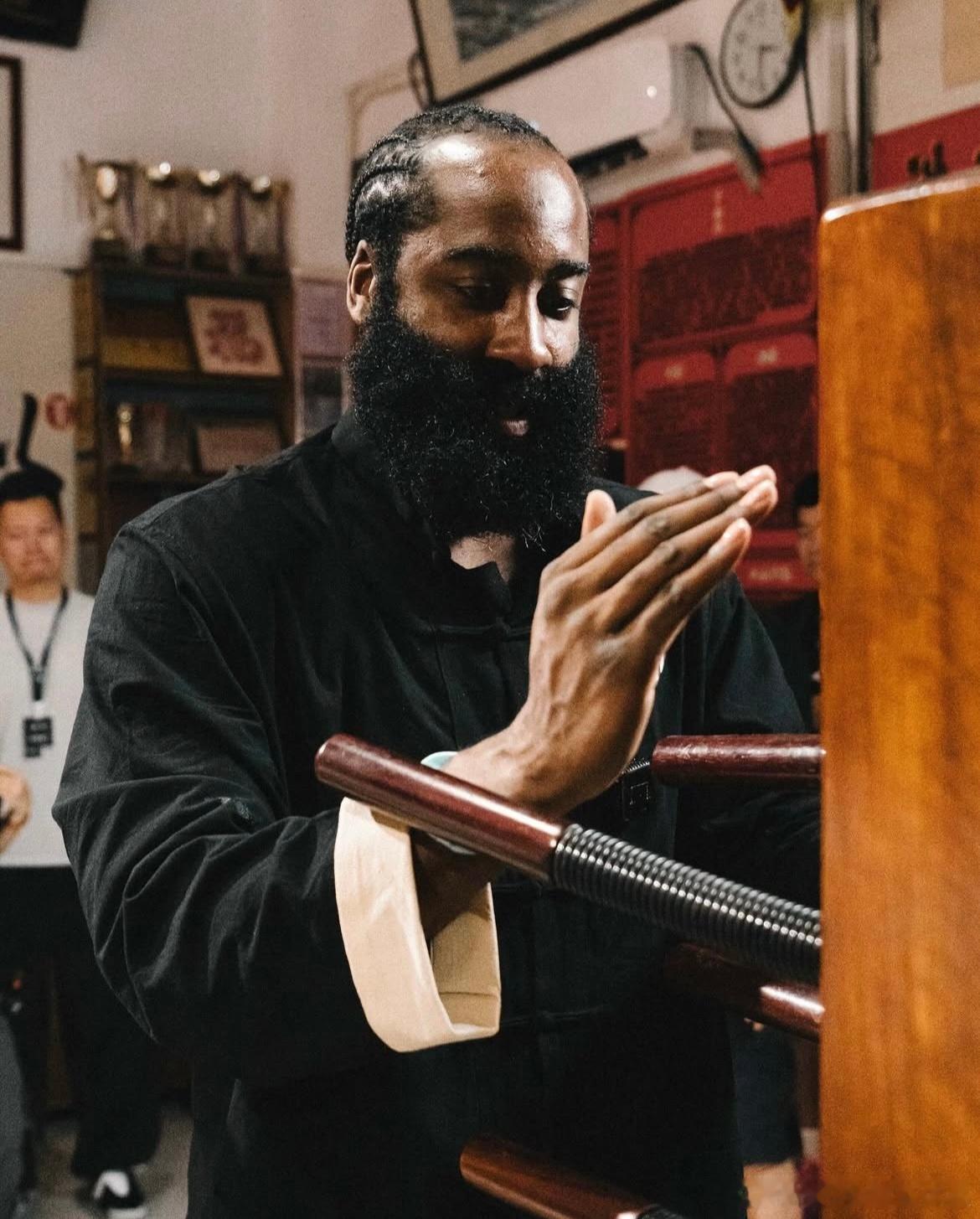 唐装哈登有点帅哦[手指比心]哈登穿唐装打咏春哈登哈登中国行 ​​​