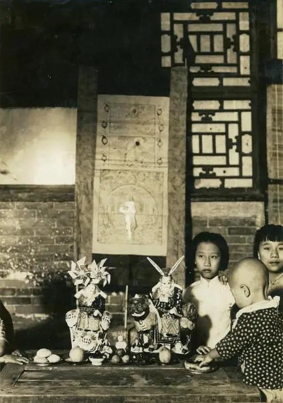 1939年中秋节，北京一个家庭的祭月仪式。通过供奉兔儿爷、摆放供品等仪式，表达对