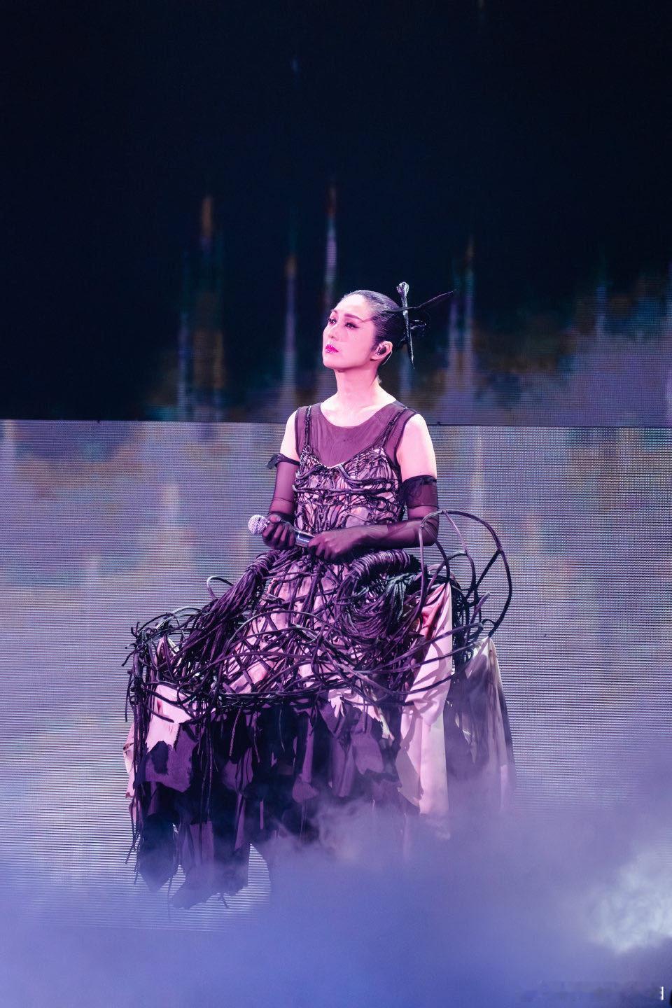 杨千嬅把紫发染黑了 这波操作格局拉满！杨千嬅为灾情染黑紫发，红馆演唱会开场默哀，