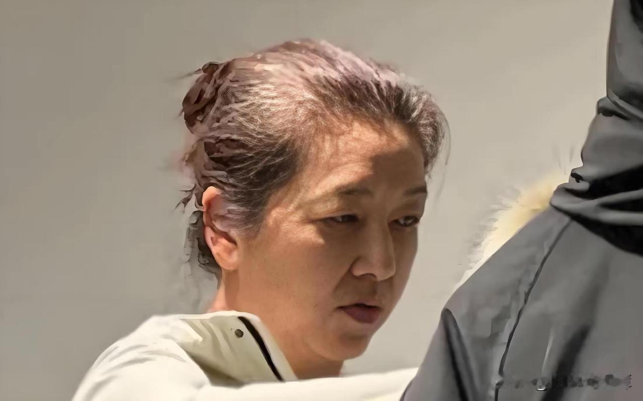 江珊最近被偶遇素颜逛免税店，59岁的她顶着一头自然卷白发扎马尾，穿着百元卫衣超级