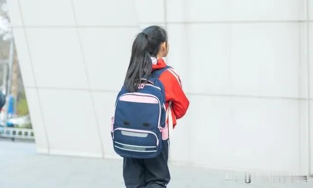 作为妈妈，每次送孩子上学，心中总会涌起一股难以言说的不舍。看着他背着书包，一步步