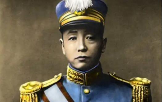 1900年，张作霖对才女卢寿萱一见钟情，便上门提亲，卢父嫌弃他是土匪，拒绝将女儿