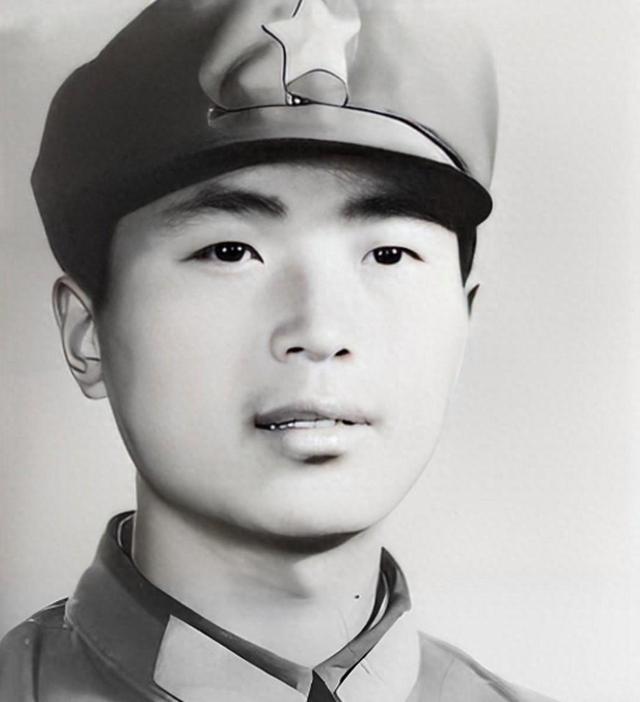 在1985年的老山战役968高地拔点战斗中，顾克路的右腿中了四弹，左腿被炸飞。