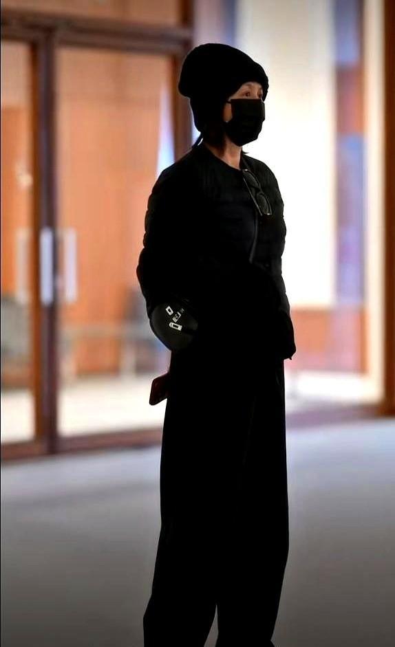 凌晨1点的龙美术馆。
混凝土墙面泛着冷白光。
刘嘉玲站在千万级装置艺术前——一身