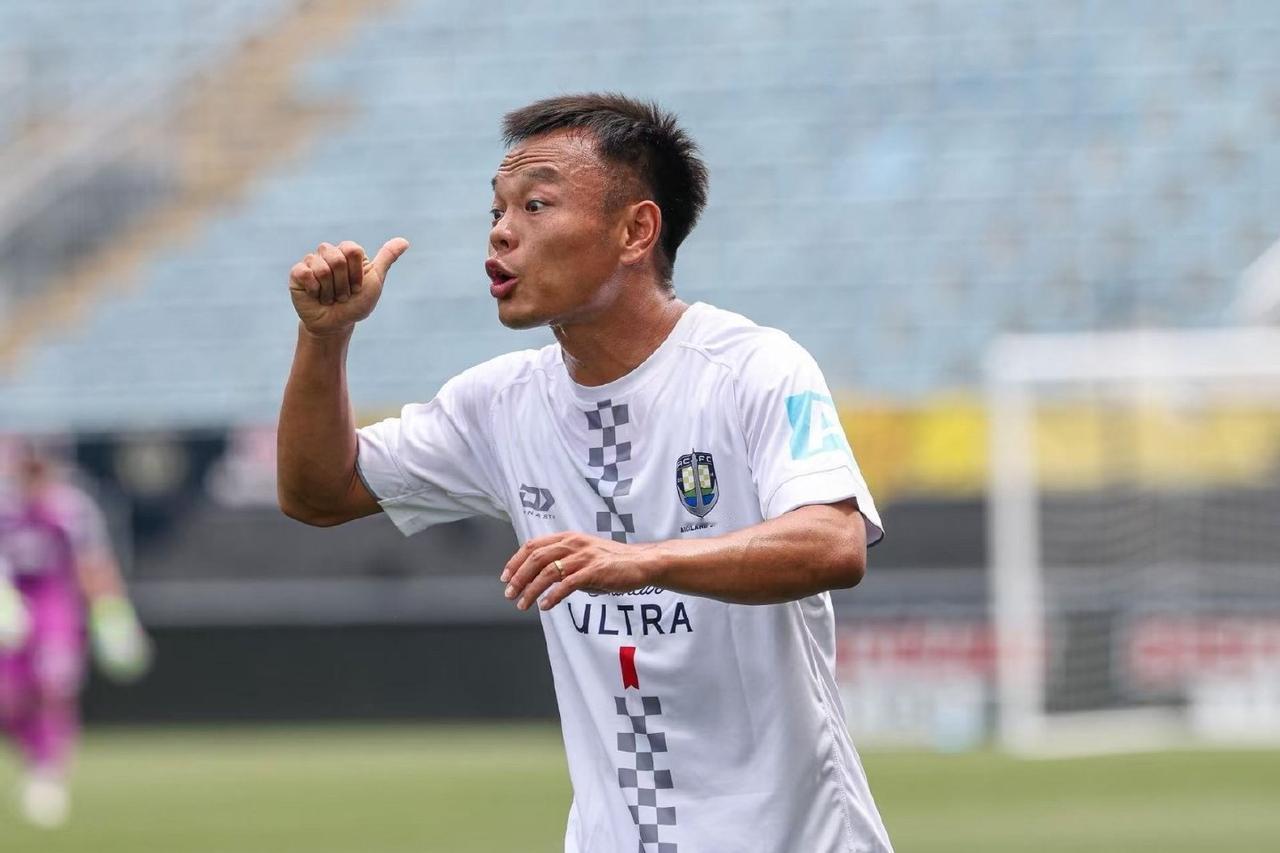 穆勒：（伸手拍周通后背）17号，你刚才那脚直塞——中国球员里，没几个能传这么准的