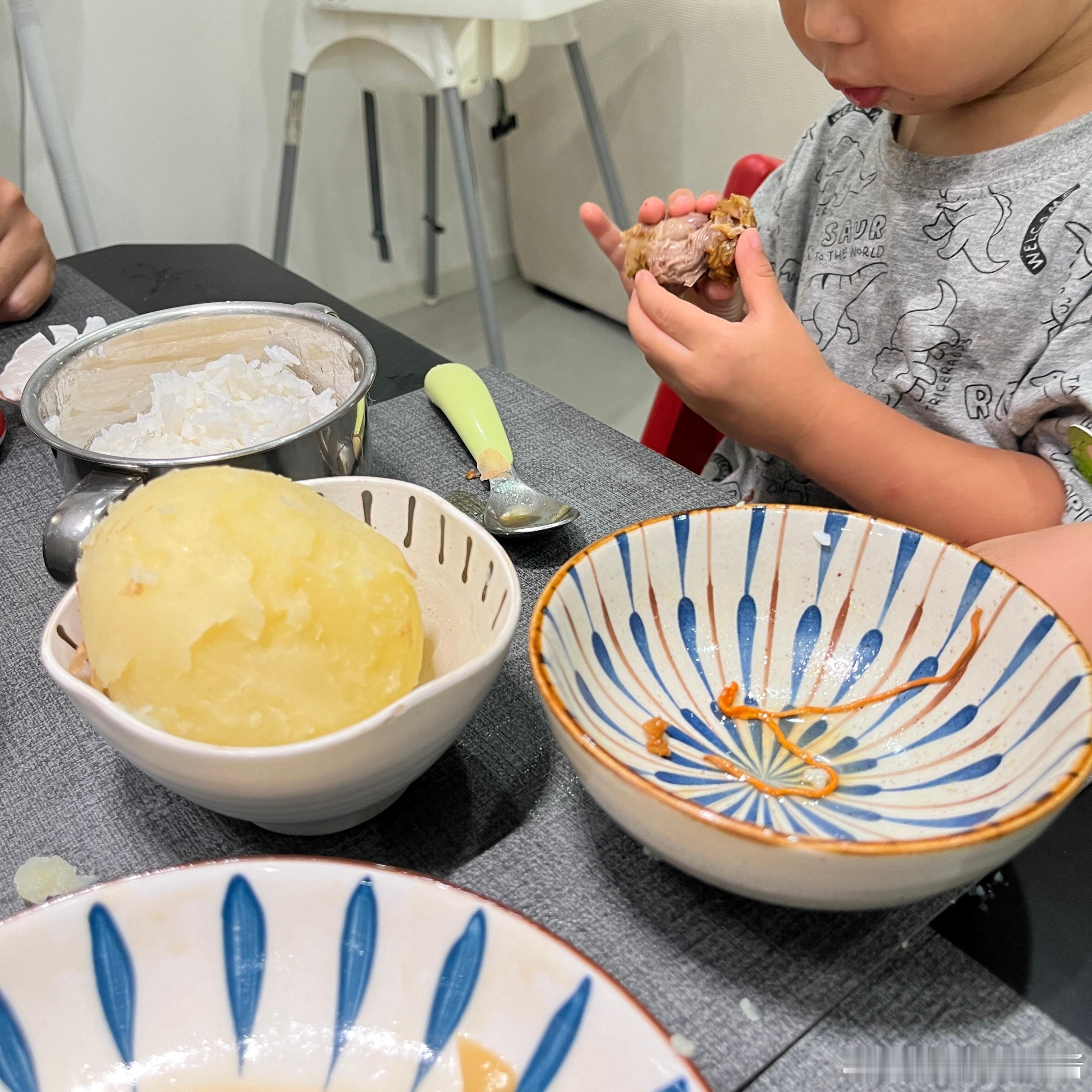 弟弟这个家伙……对着大土豆说“真好吃”，那我过去认真做的是什么？不是饭是笑话吗？