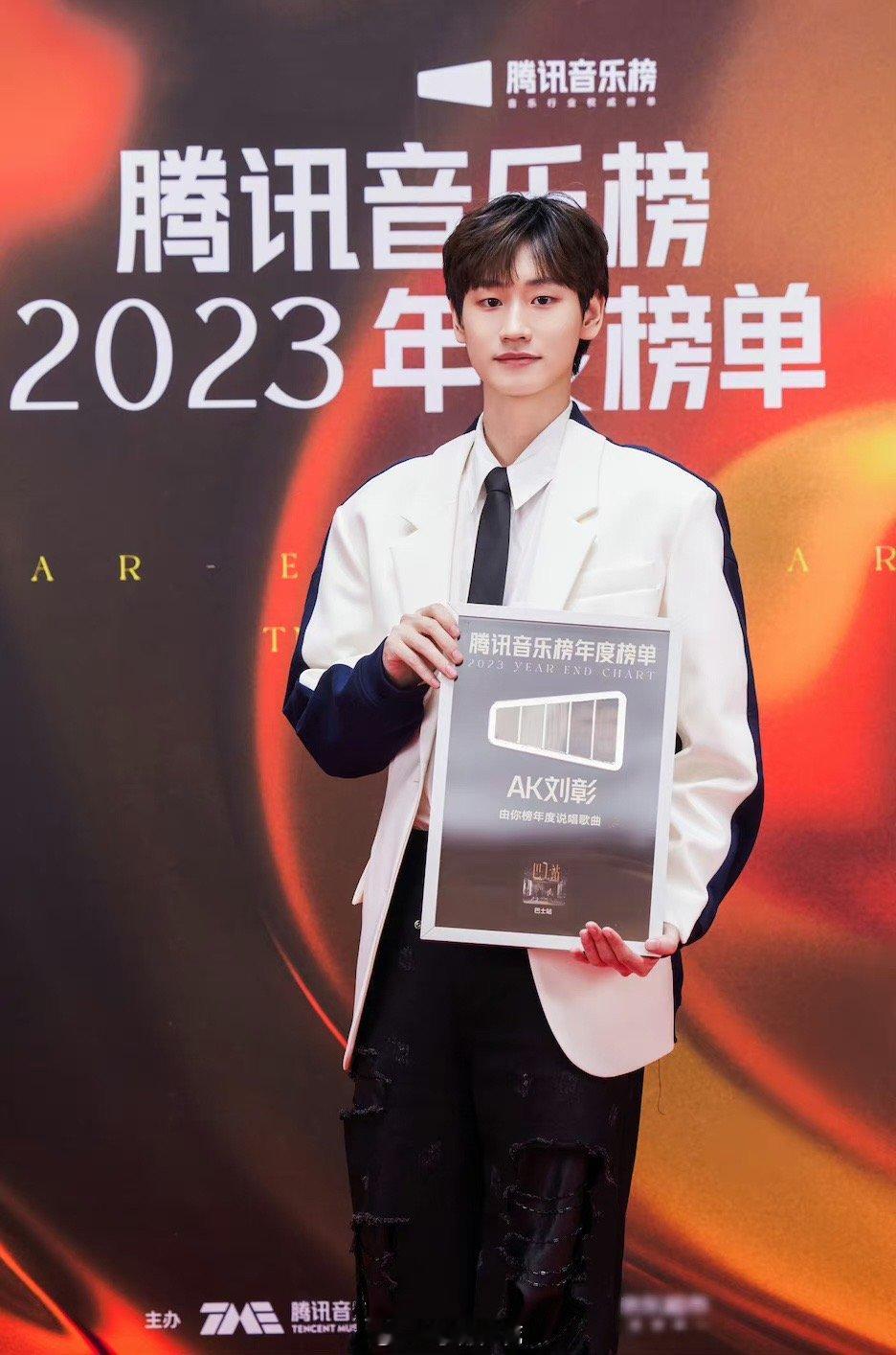 #刘彰巴士站由你榜年度说唱歌曲# 本身刘彰《巴士站》这首歌就让我也特别喜欢，而看