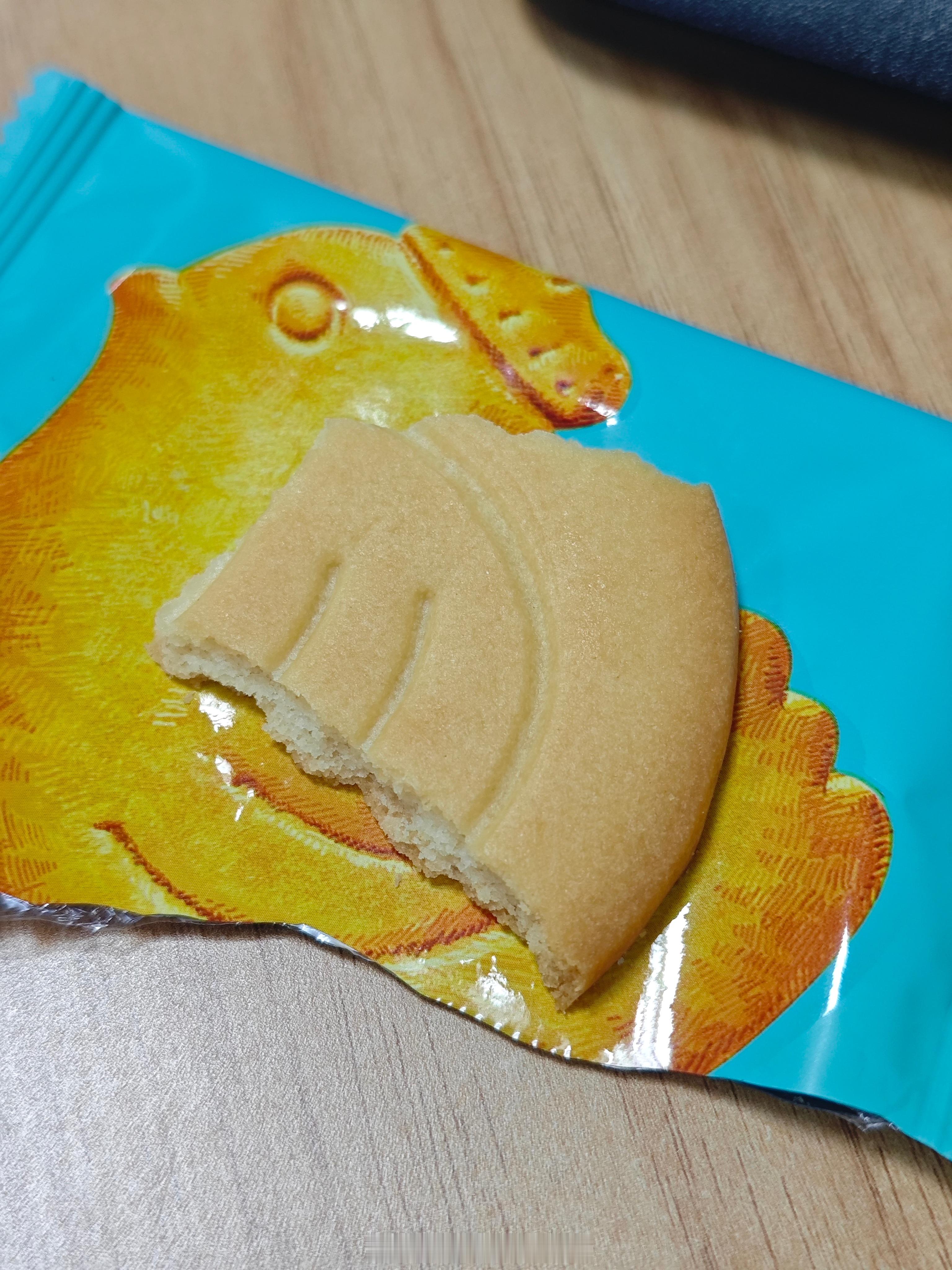 我们美少女吃饼干都是一人一半的。 