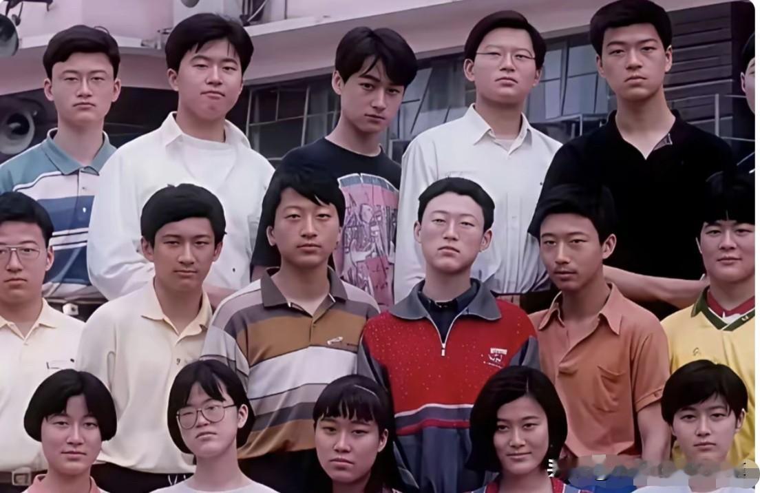 很多人说胡歌是同学里面最帅气的一个，难怪他毕业之后会慢慢成为娱乐圈里的顶流，你能