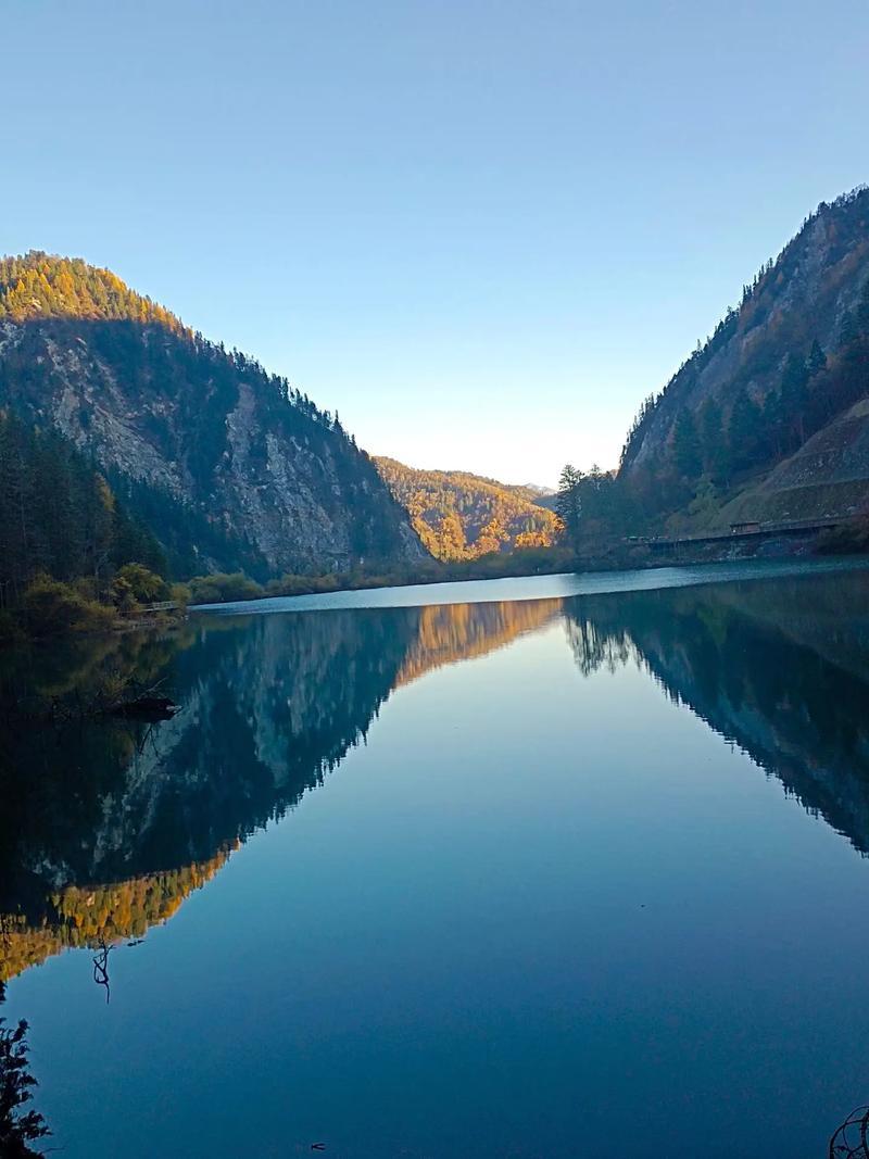 : 红霞追落日 ，诚邀下联
 下联：碧水印蓝天。

（题图来自网络）