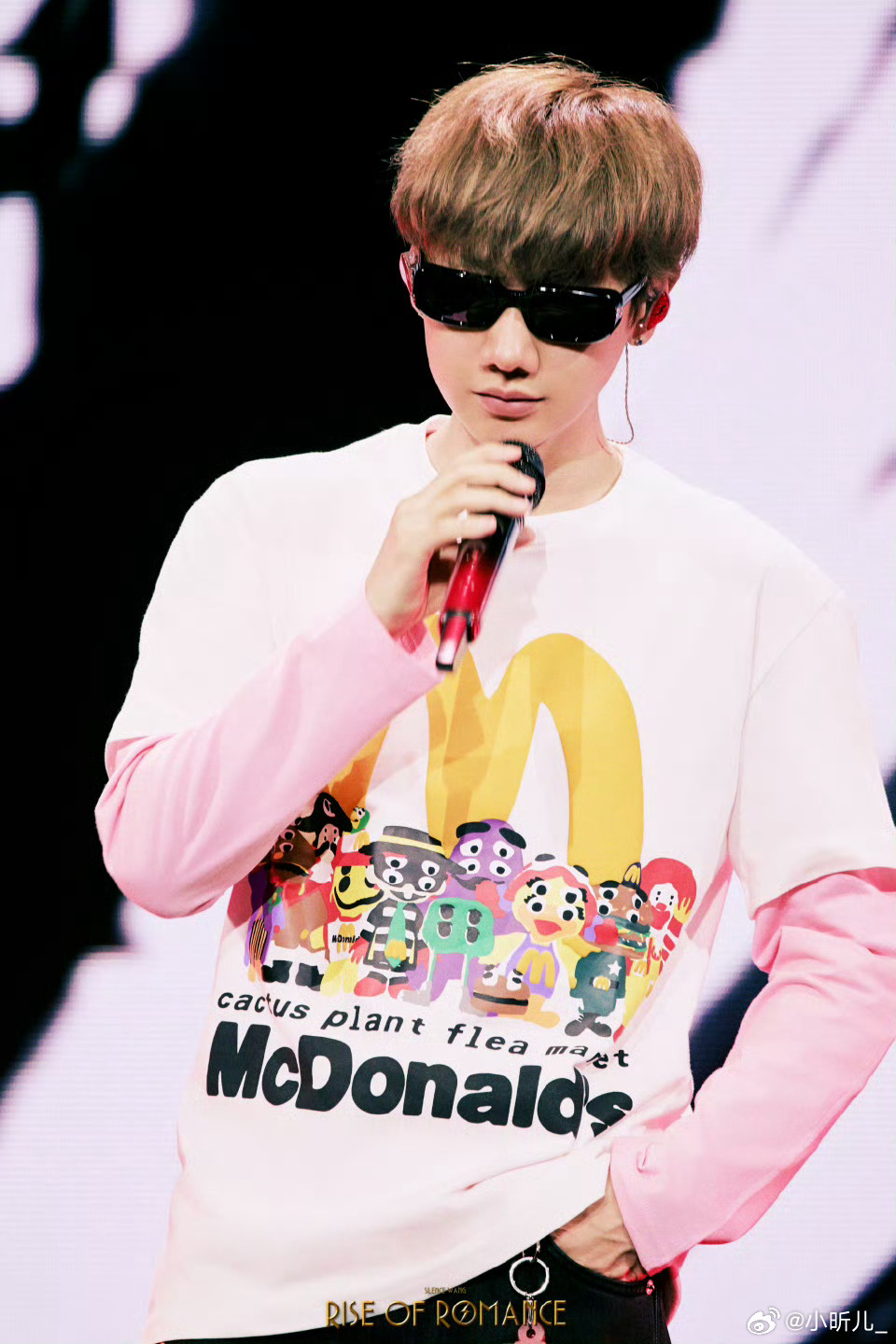 汪苏泷你怎么把人素龙顺走了汪苏泷把素龙顺走那一刻，可爱值直接爆表！软乎乎的小龙被