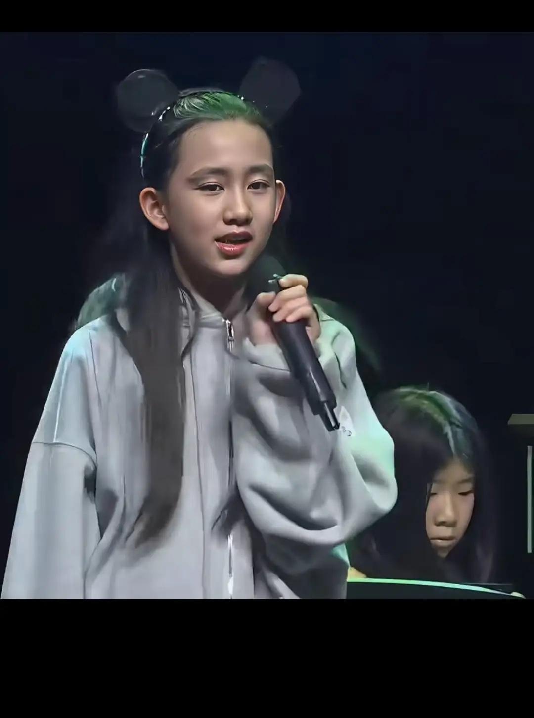 基因真的太神奇了！黄磊二女儿和爸爸简直是一个模子刻出来的✨
尤其是一对耳朵，看着