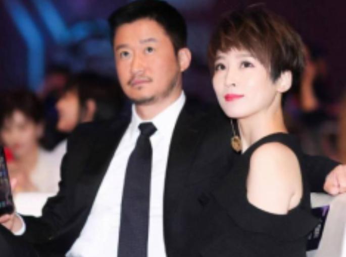 2012年，吴京因为首次见岳父，十分高兴，几杯酒下肚后，他拍着岳父的肩膀说:“老