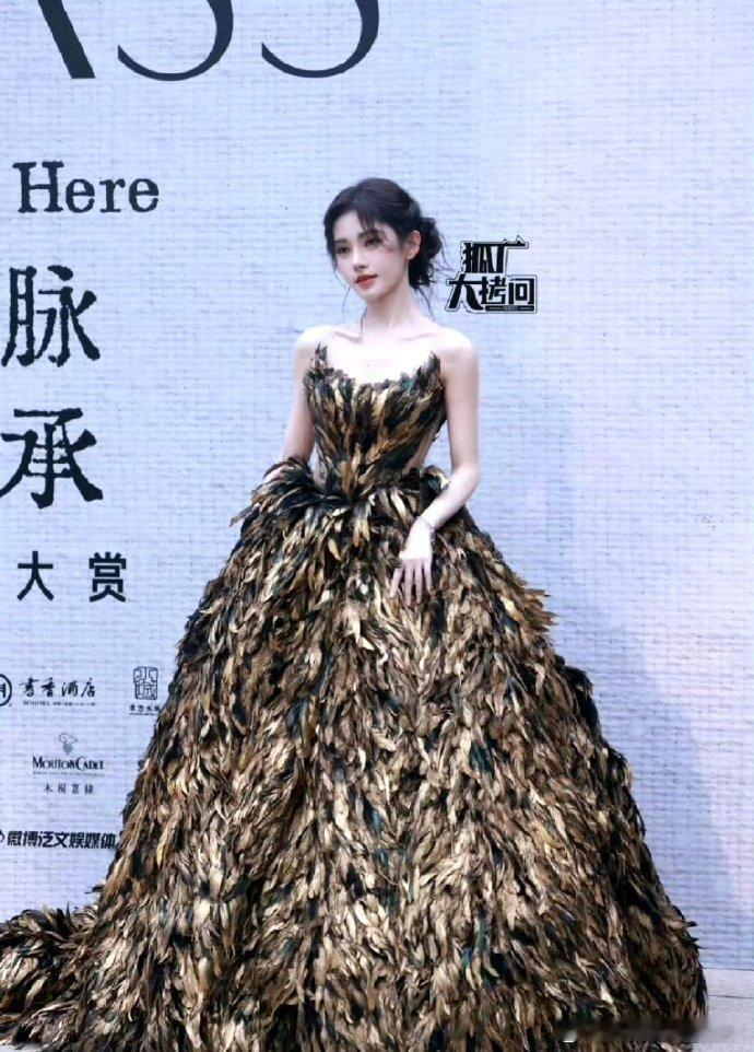 鞠婧祎和林允穿了同款羽毛裙，谁更好看？ ​​​