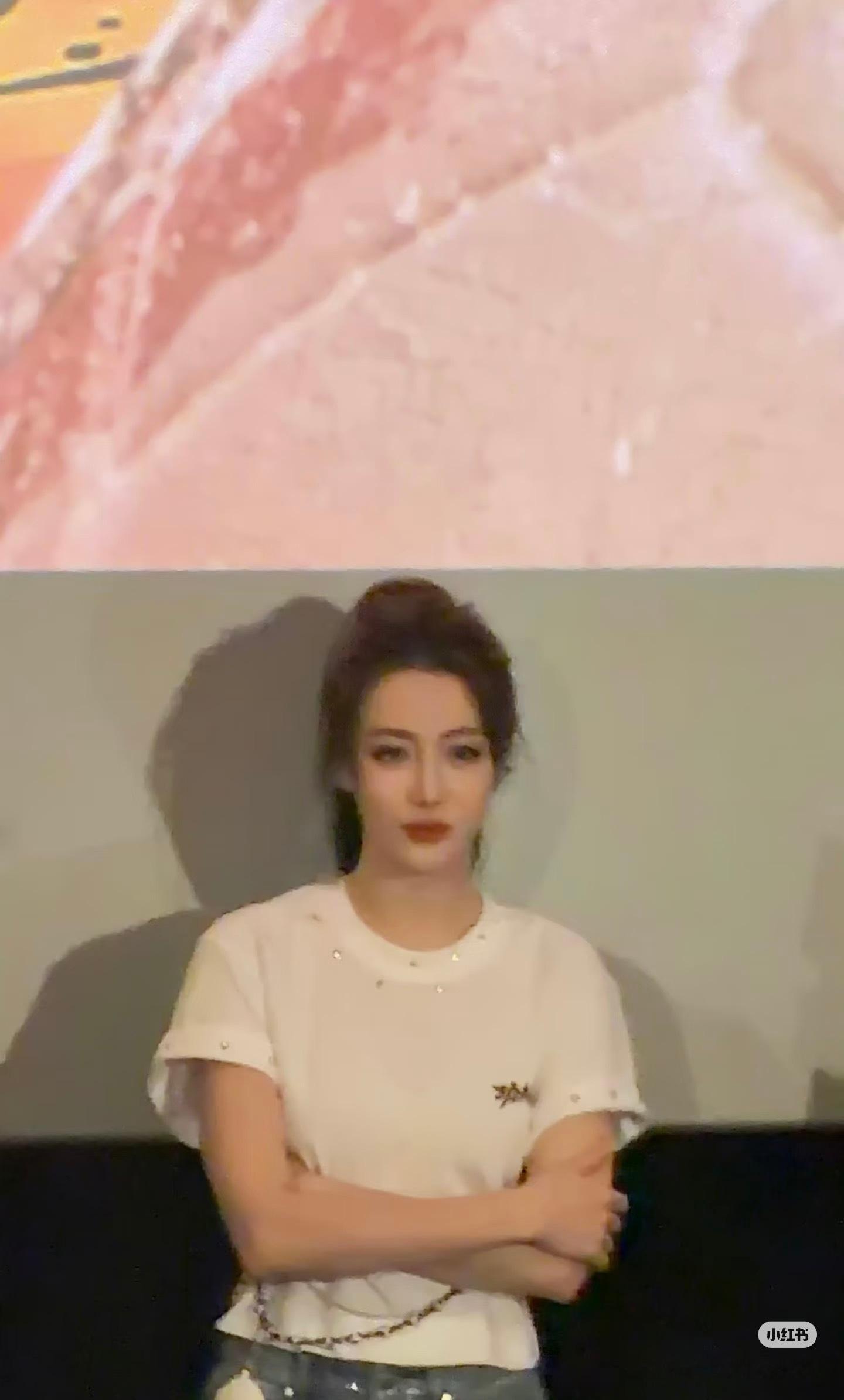 周星驰又带着迪丽热巴参加香港路演了，巴状态看起来很不错，有些人不准热巴粉吹这部电