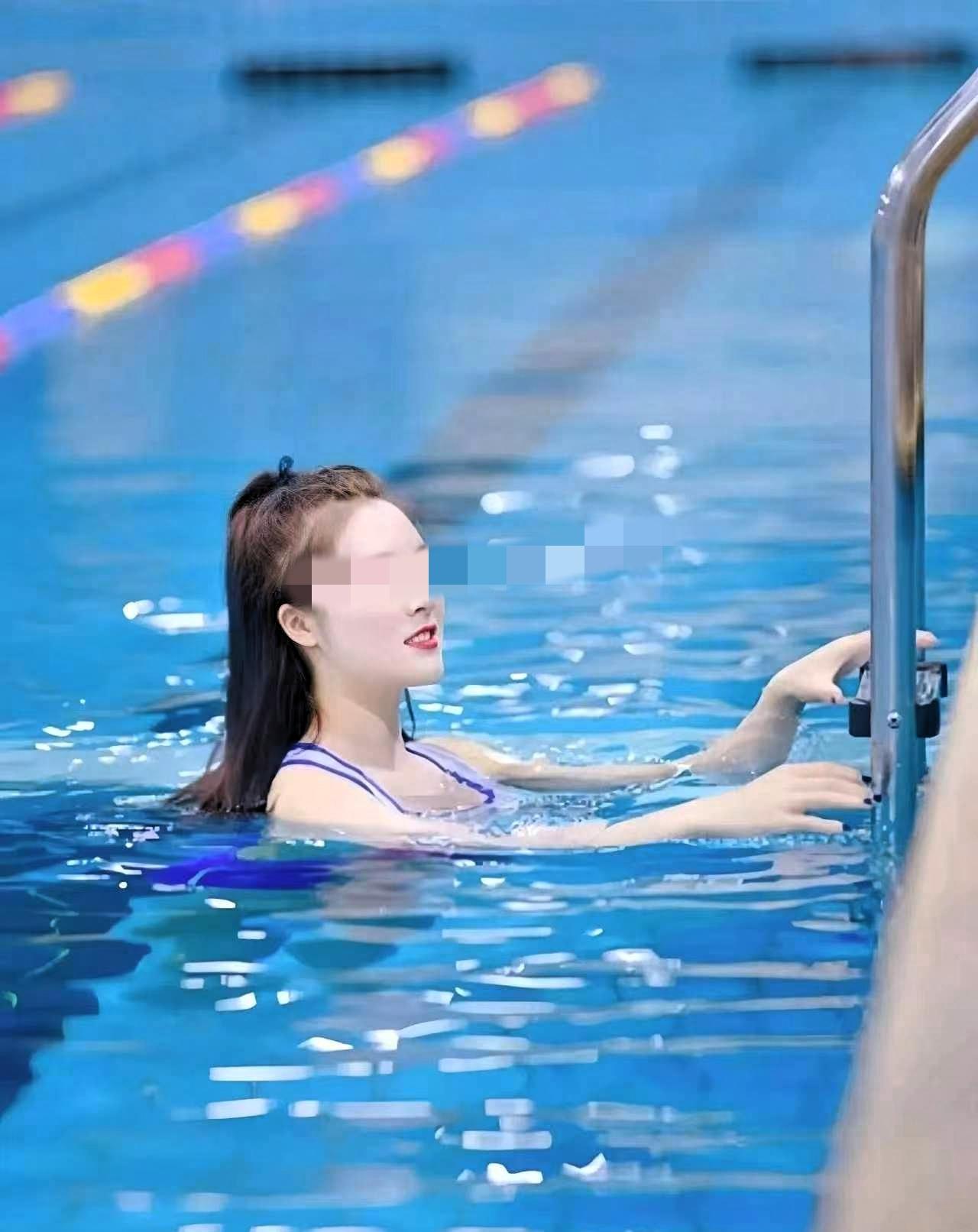 浙江杭州，游泳馆会员龚女士像往常一样，脱掉外衣，进入泳池游泳锻炼身体，就在她游到
