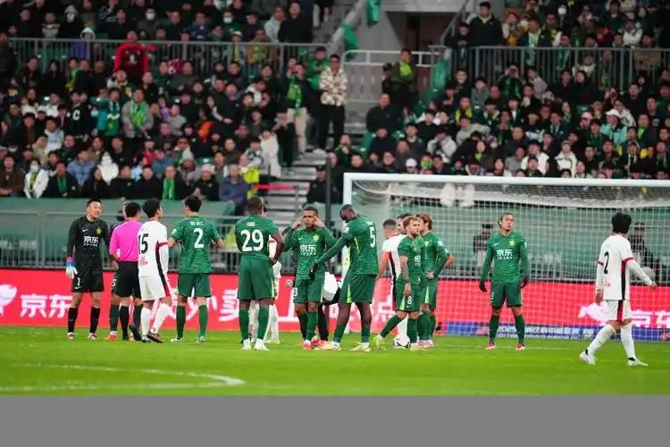 成都蓉城这场球赢得确实惊险，上半场后防看得人心慌，解围都踢不远。但足球就这样，运