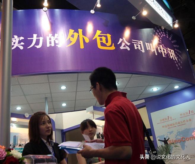 以前工人跟厂子签合同，厂子发工资、管宿舍、怕你出事。

现在多了一种玩法：A公司
