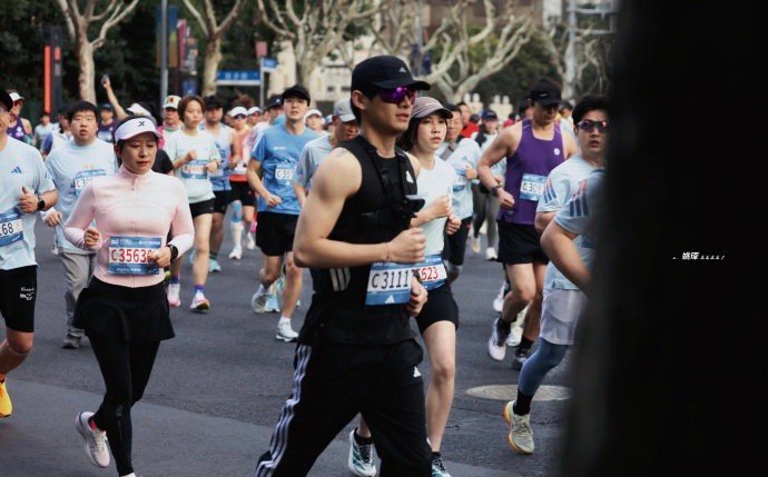 姚琛上海半马完赛谁懂！舞台上活力满满的姚琛，跑半马也这么厉害！全程稳扎稳打，用汗