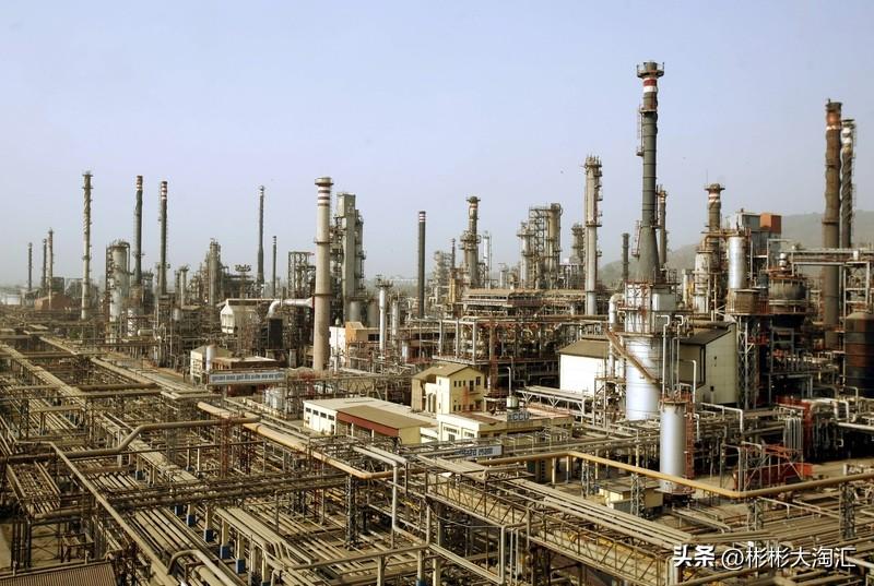 沙特阿拉伯的经济曾经高度依赖石油出口。石油产业长期是沙特经济的支柱，石油出口收入