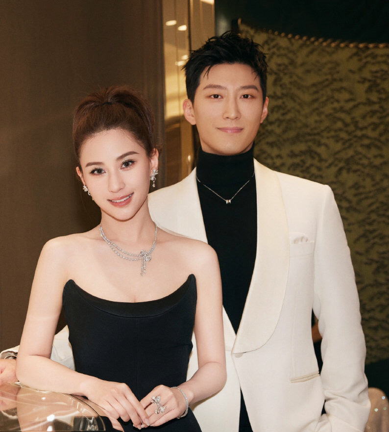 #何超莲否认与窦骁婚变#何超莲在采访的时候被问到与窦骁是否有婚变，何超莲否认说不