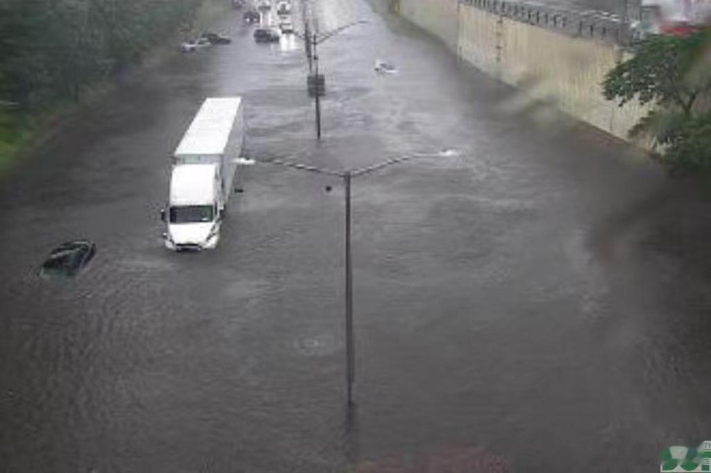 🚨突发！纽约市因暴雨引发严重洪灾，州长霍楚尔正式宣布进入紧急状态！📍皇后区高