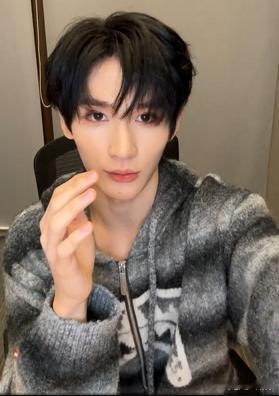 余宇涵突袭直播 刚刷到通知就冲进来了！余宇涵突袭直播正在进行中，穿简单卫衣都超有