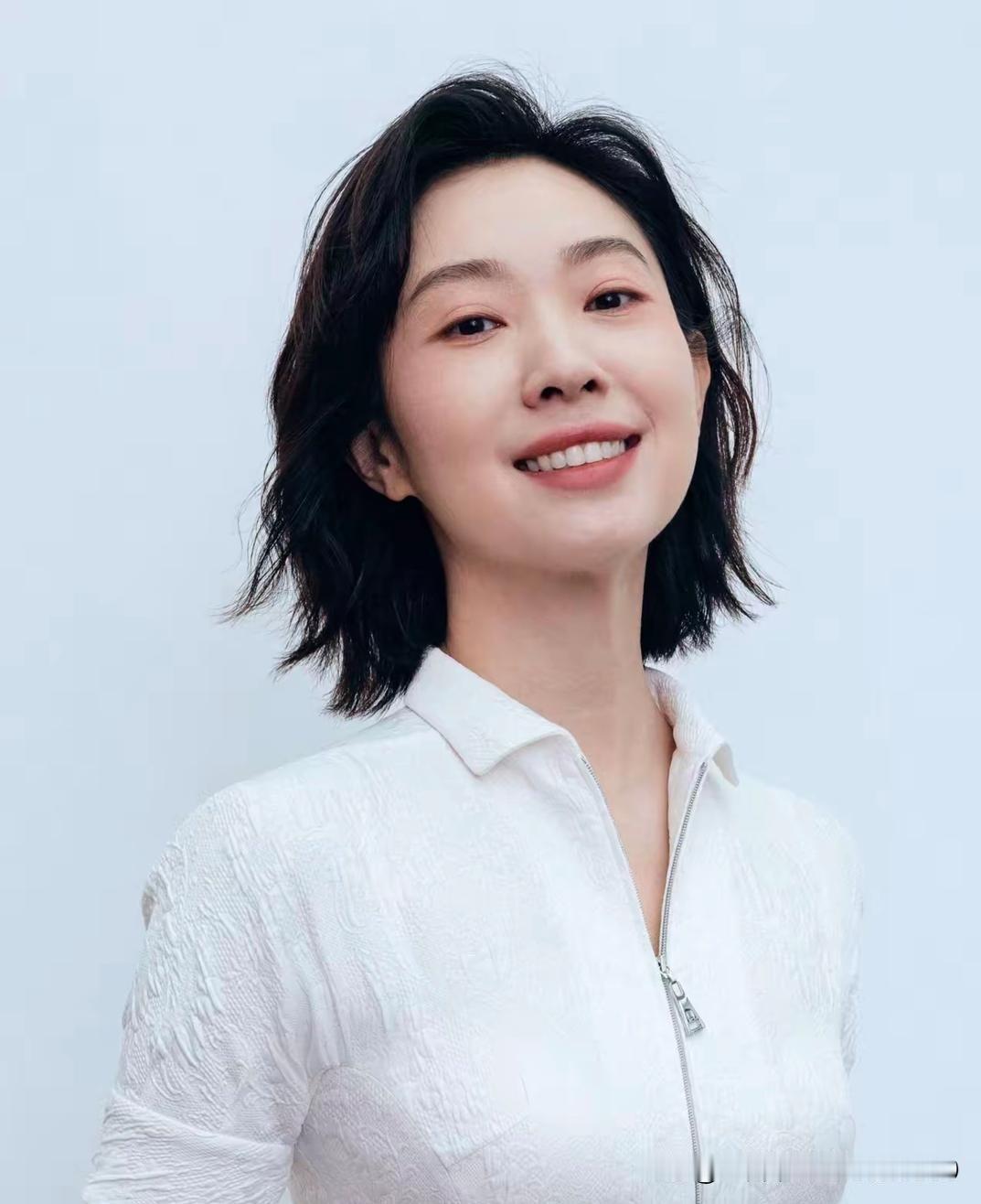 演员王佳佳说：“我和郭京飞在拍《老舅》时，如果没我的戏，我就喜欢坐在监视器那吃东