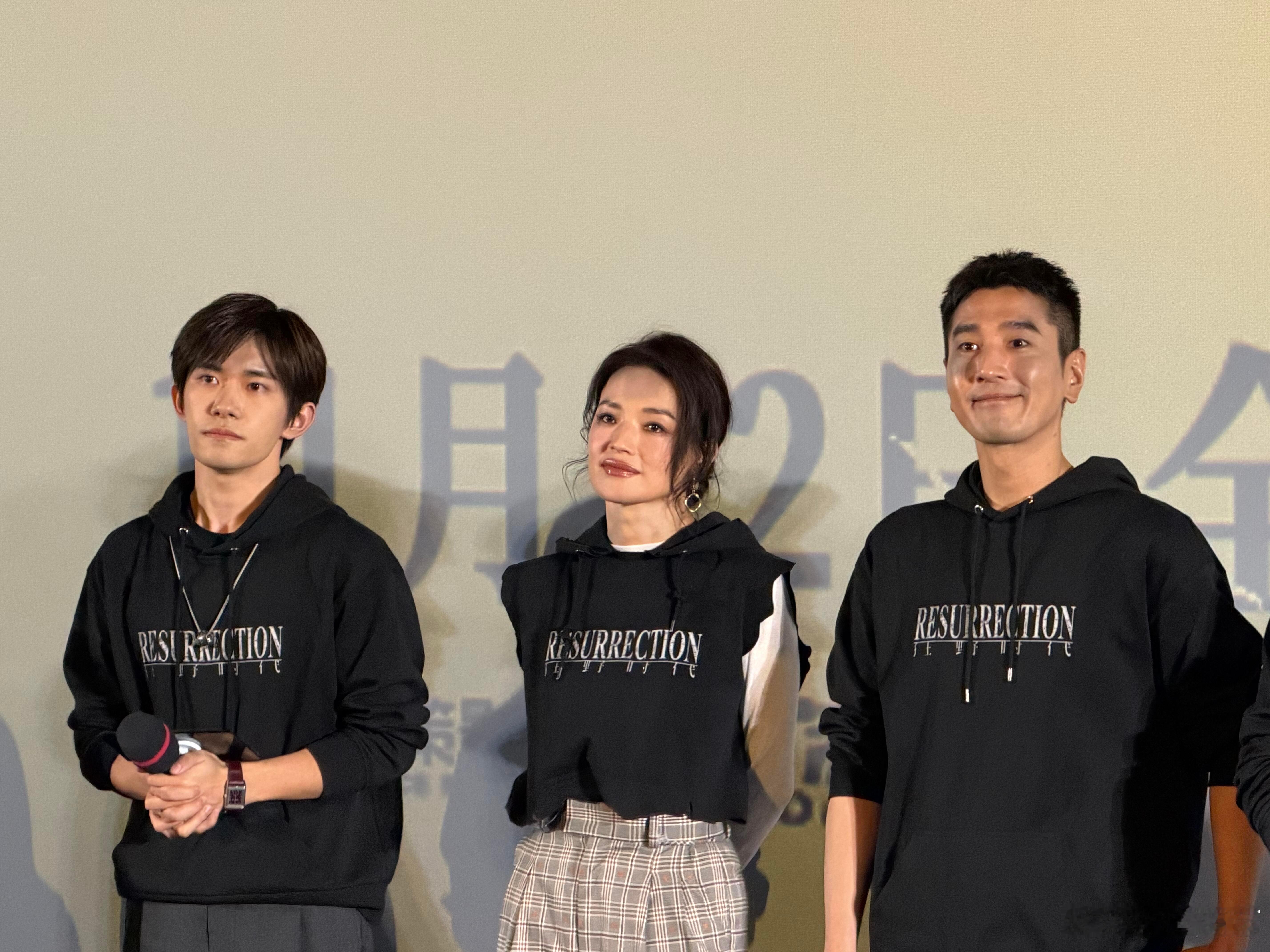 首映礼上的手环太有意义了，主演们佩戴着它点亮光影时刻，也让观众和电影的距离瞬间拉