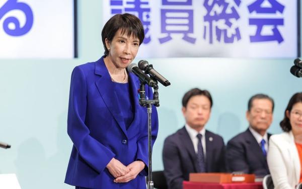 关于高市早苗当选日本自民党总裁，暴露出日本向右转的危险动向。
前经济安全保障相高