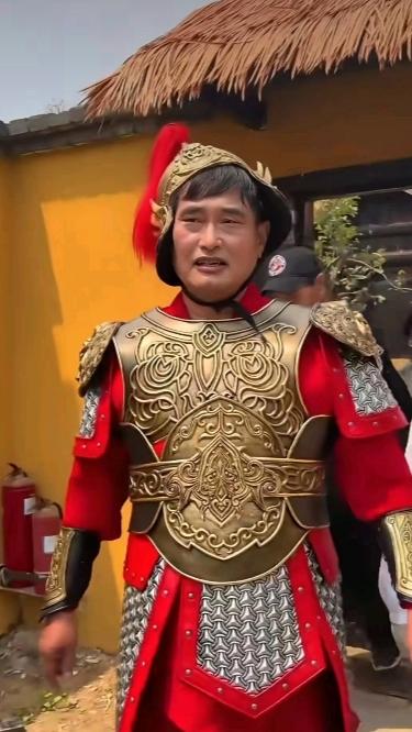 一个大老爷们儿，咋就穿得花里胡哨、甚至披着草席在泥水里唱歌了呢？这还是咱认识的那