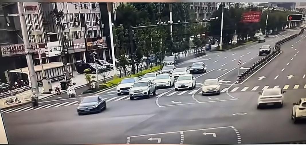 路况不复杂，车流少，她是怎么把车子开得失控好长一段的？
下车后，把2个孩子撞成重