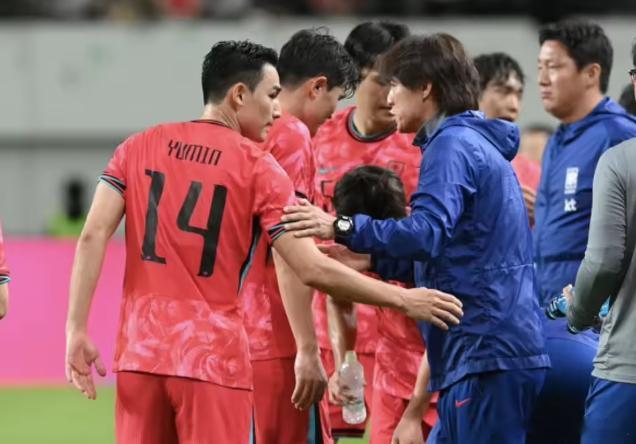 官方：曹侑珉因伤退出韩国队世界杯大名单，24岁赵伟济递补6月1日讯 韩国足协官方
